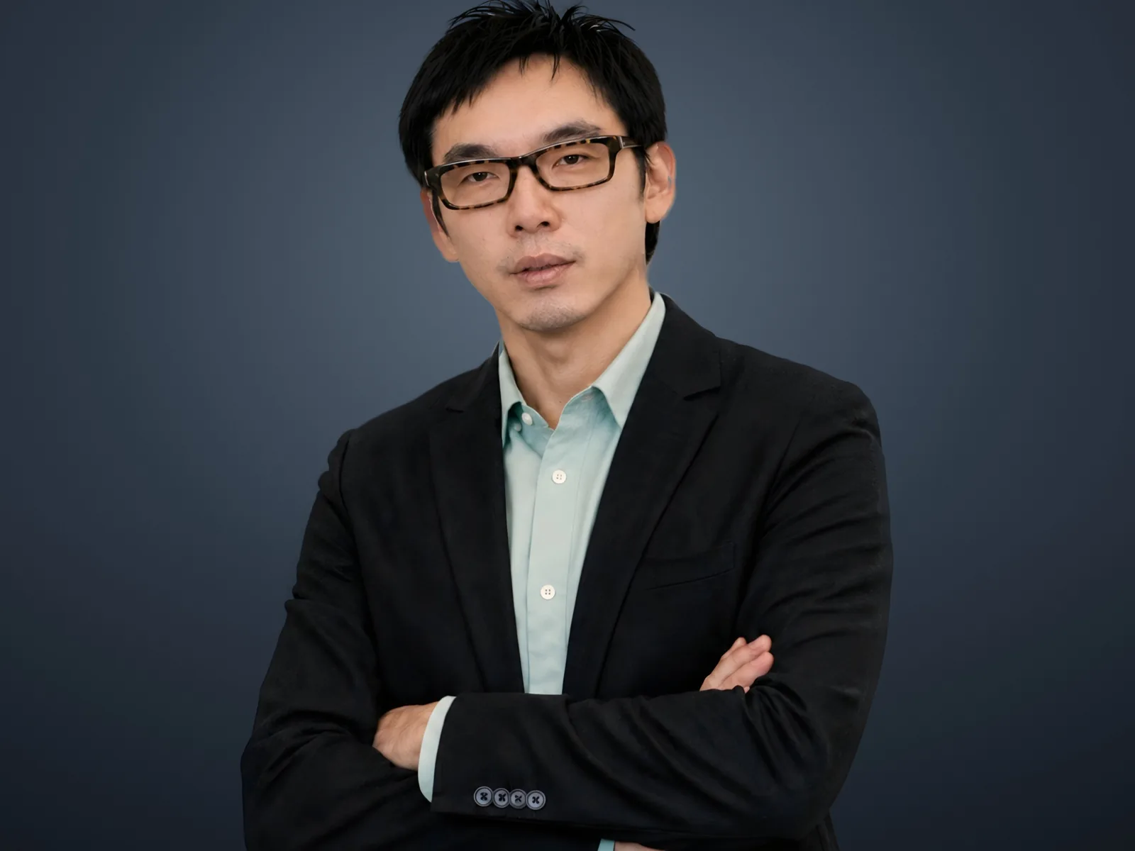 江仕超 Shih-Chao Chiang，超維策略創辦人暨品牌顧問，深色背景肖像照